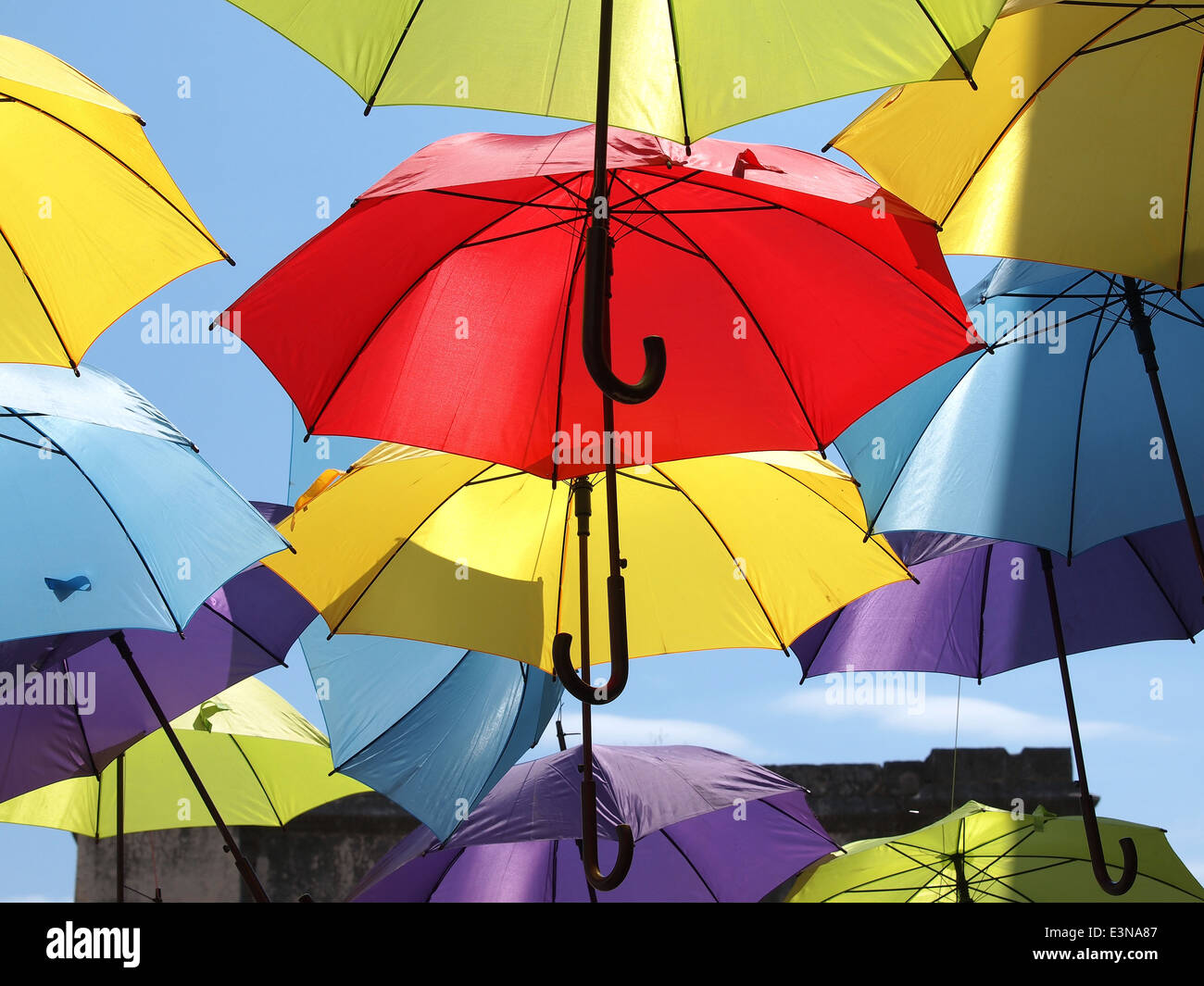 Ci sono un sacco di ombrelloni di colorare il cielo della città di Pola Croazia Foto Stock