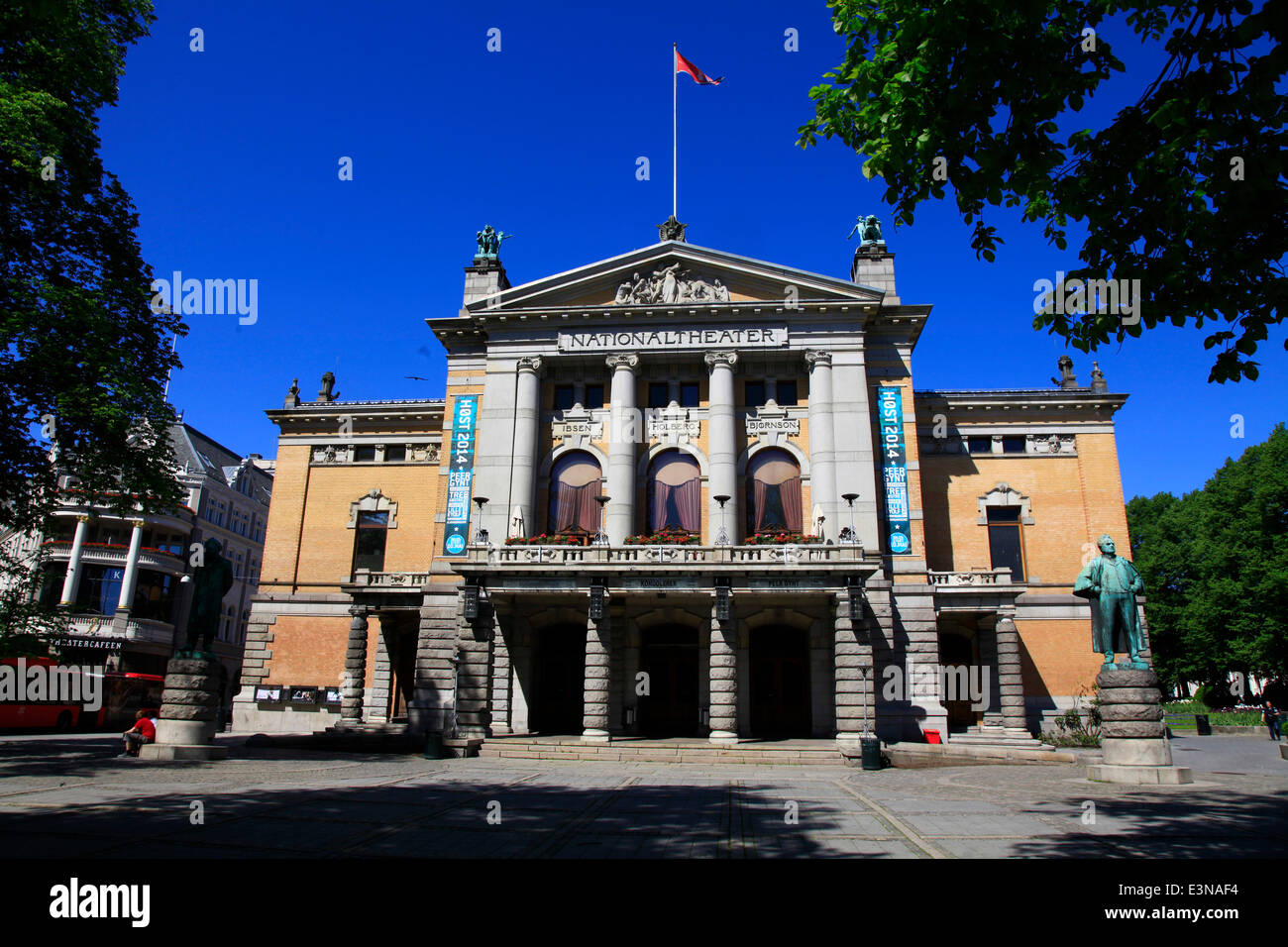 Il Teatro Nazionale di Oslo fu costruito nell'anno 1899, è uno dei più grandi e più famoso teatro in Norvegia. Foto: Klaus Nowottnick Data: 29 Maggio 2014 Foto Stock