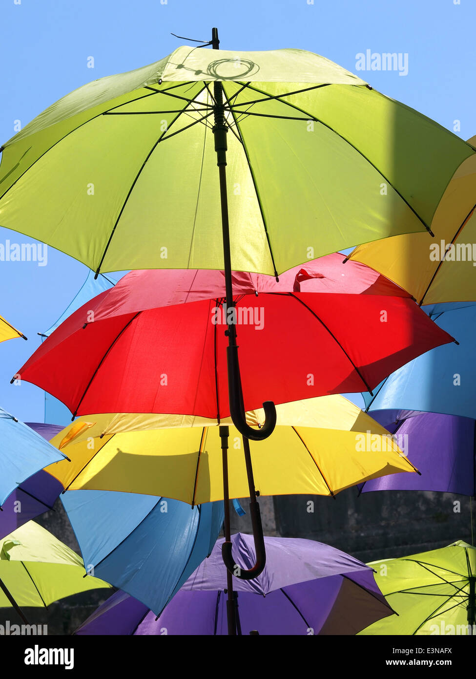 Ombrelloni multicolori sul cielo blu Foto Stock