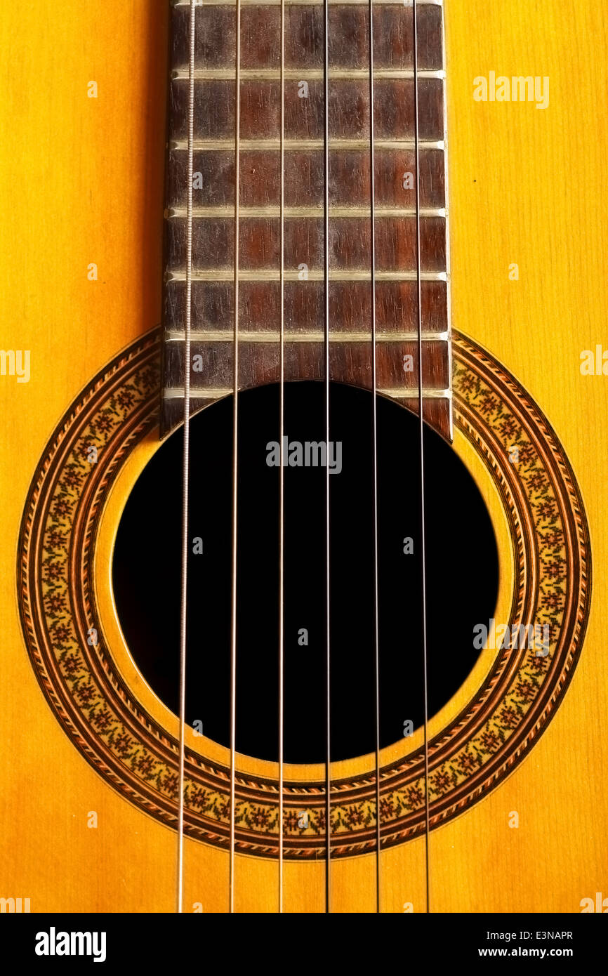 Dettaglio del colore di una chitarra acustica con sei corde. Foto Stock