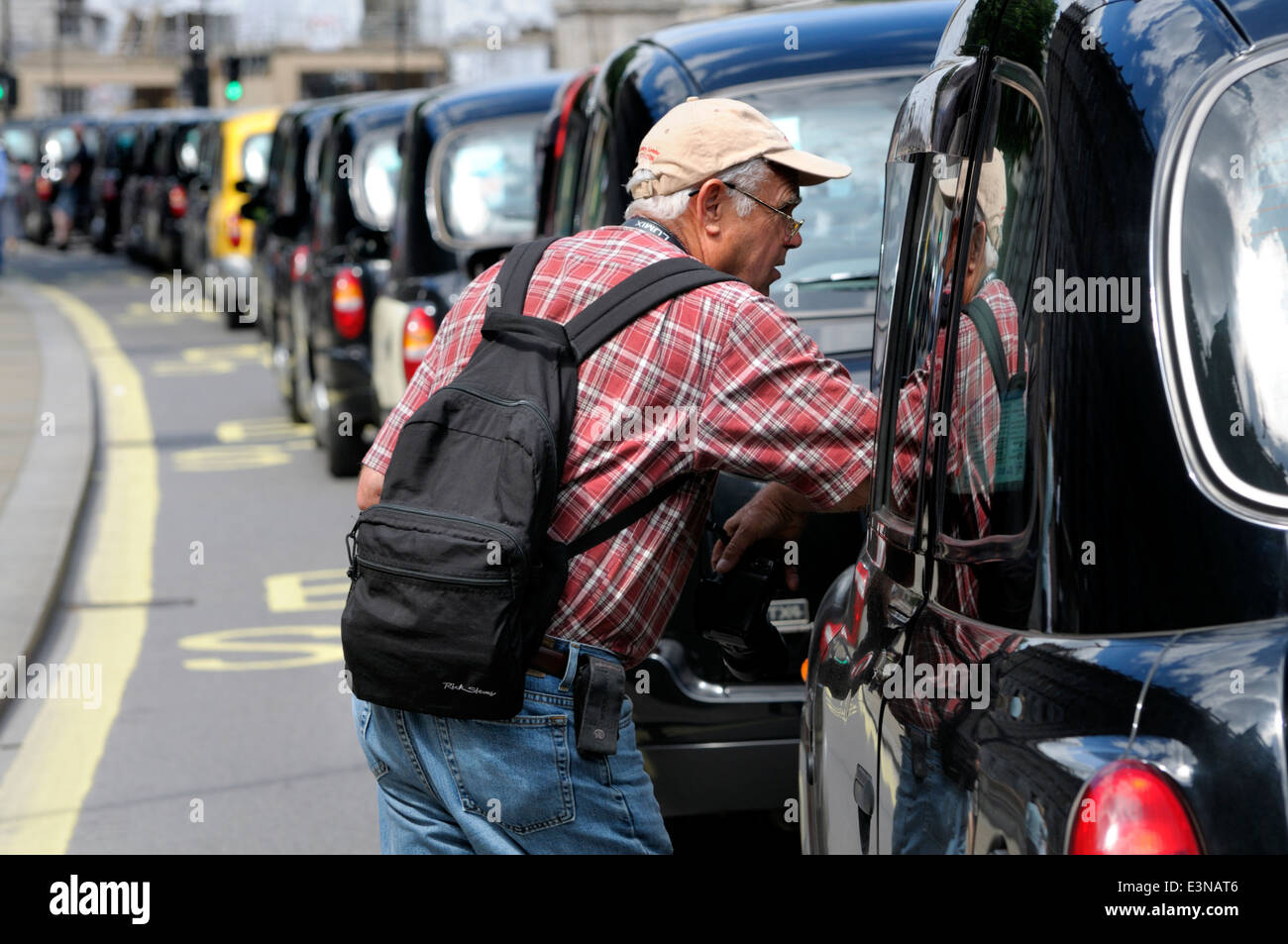 Londra, Inghilterra, Regno Unito. Tourist parlando con un tassista durante un black cab protesta a Londra, giugno 2014 Foto Stock