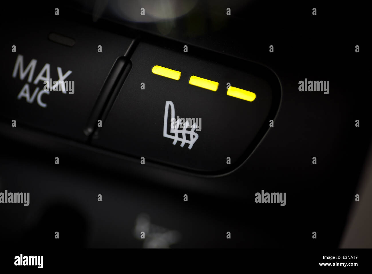 Dettaglio dei sedili riscaldati pulsante in un'auto Foto stock - Alamy