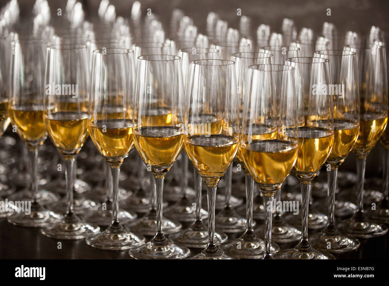 Bicchieri di vino bianco disposti sul tavolo Foto Stock