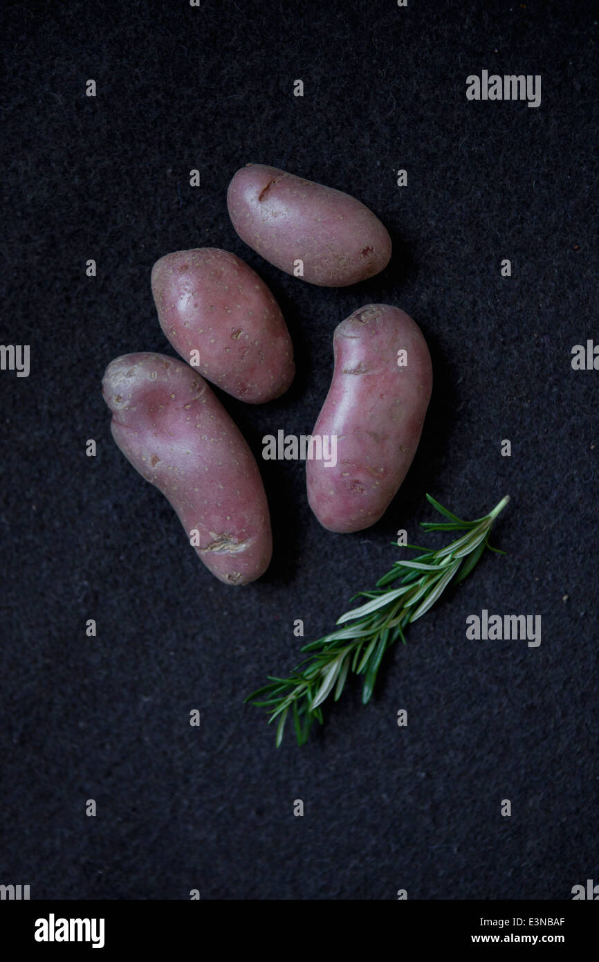 Close-up di patate viola e rosmarino Foto Stock