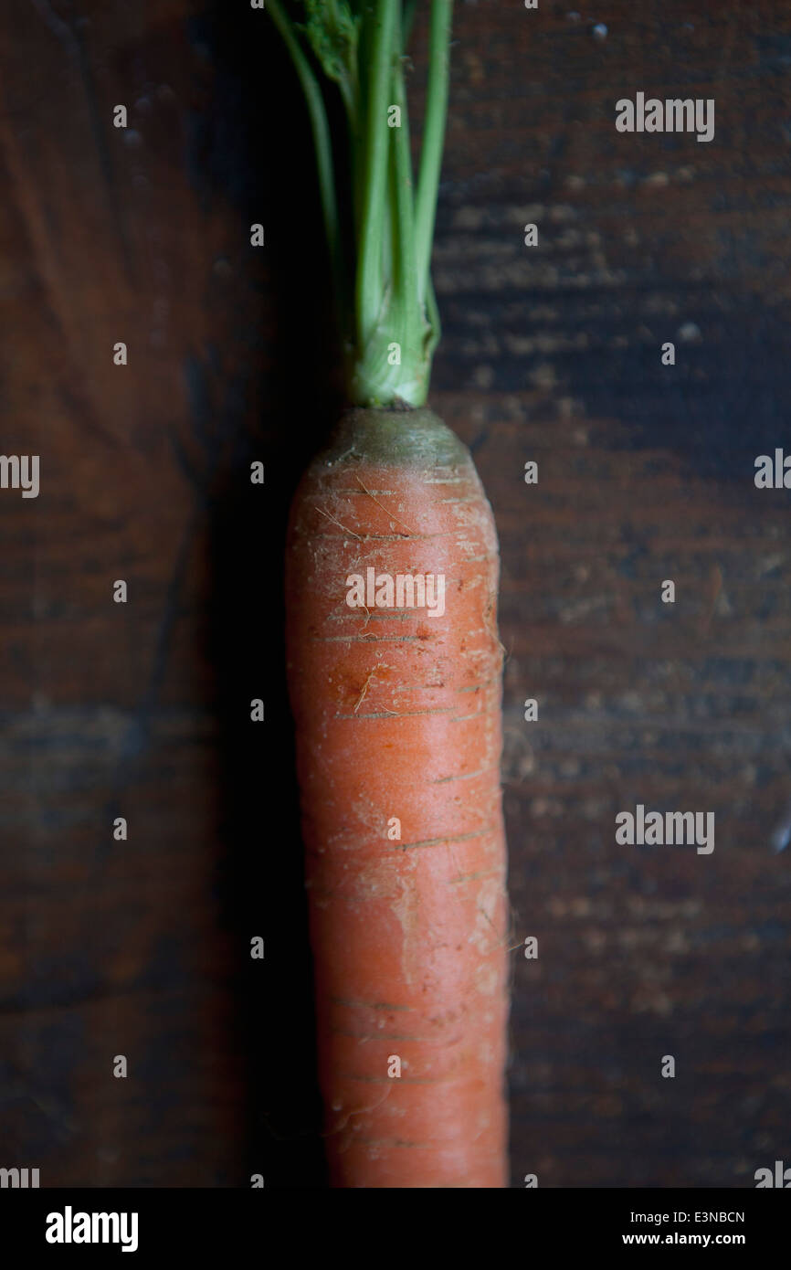 Immagine ritagliata di carota sul tavolo Foto Stock