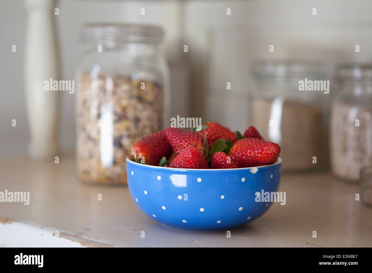 Coppa di fragole sul banco di cucina Foto Stock