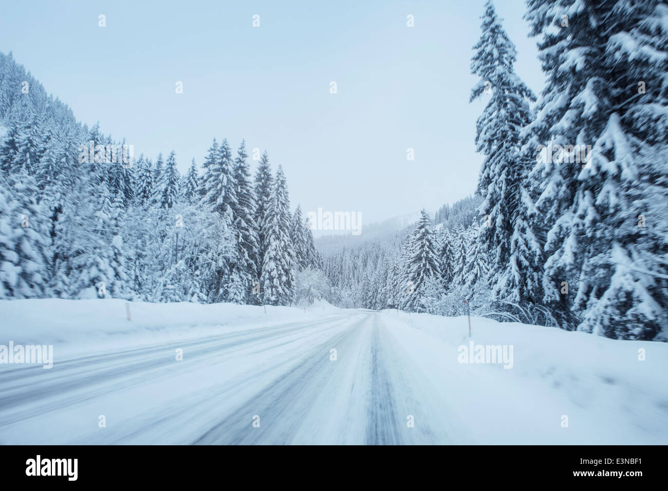 Tracce di pneumatici su strade coperte di neve road Foto Stock