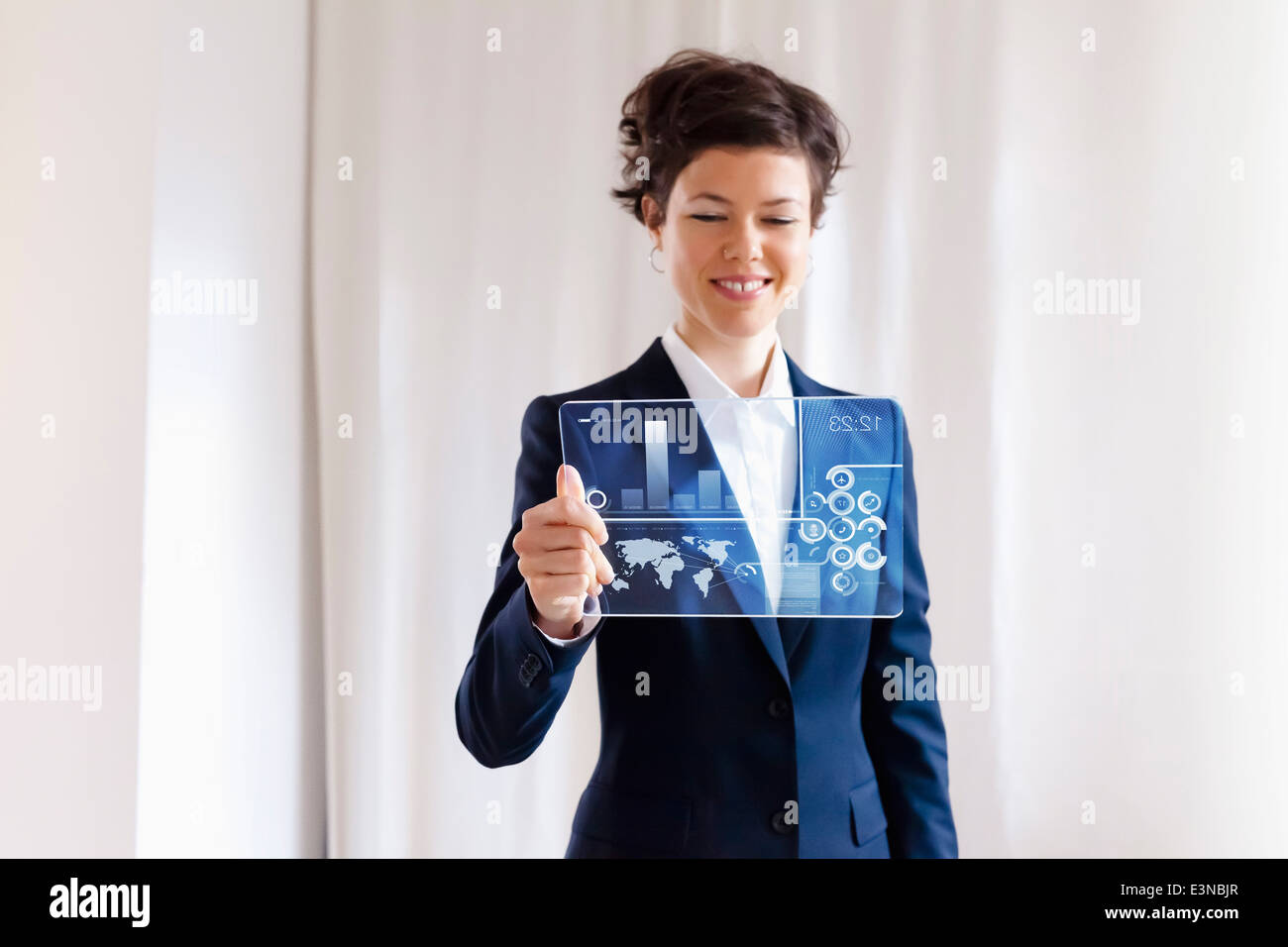 Imprenditrice Azienda moderna elettronico vuoto tavoletta digitale con grafico Foto Stock