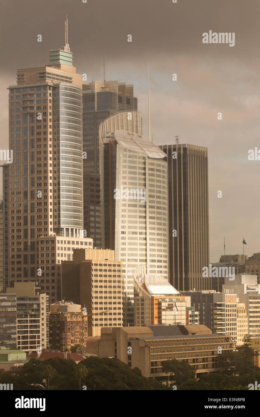 Vista di alti edifici adibiti ad uffici contro il cielo nuvoloso, Sydney, Australia Foto Stock