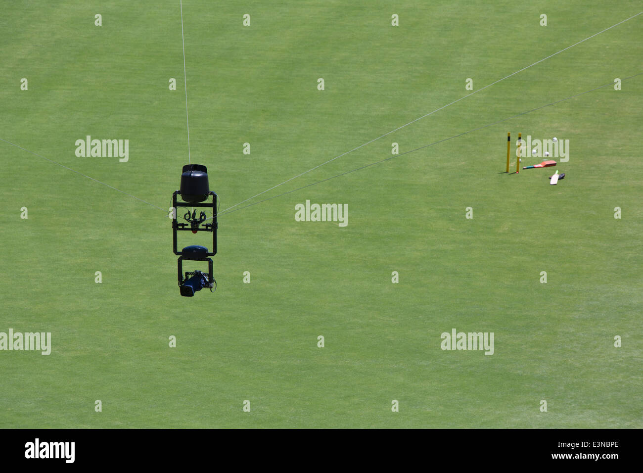 Spider telecamera oltre il campo di cricket Foto Stock