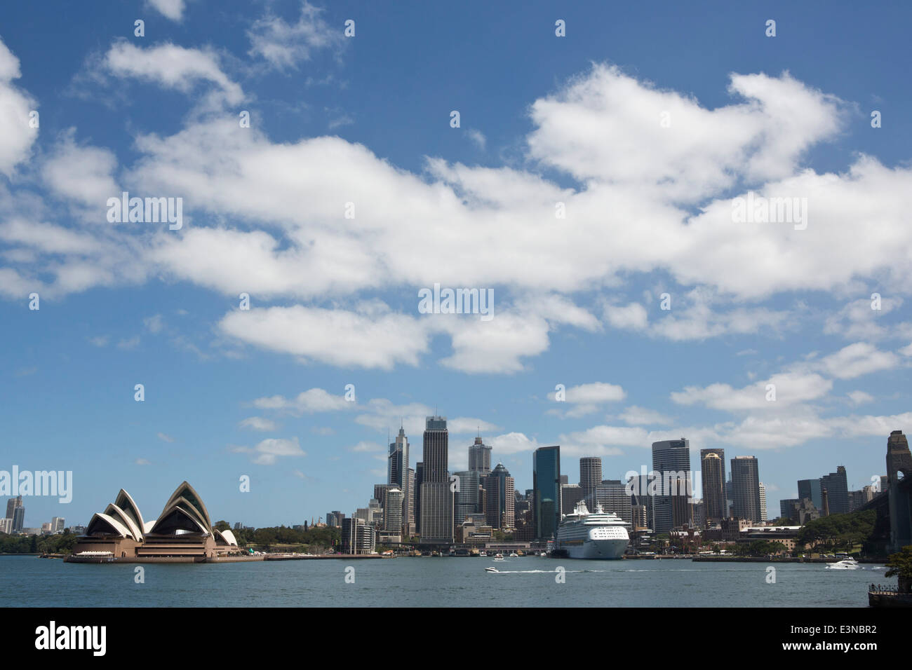 Vista della Sydney Opera House e lo skyline contro il cielo nuvoloso, Australia Foto Stock