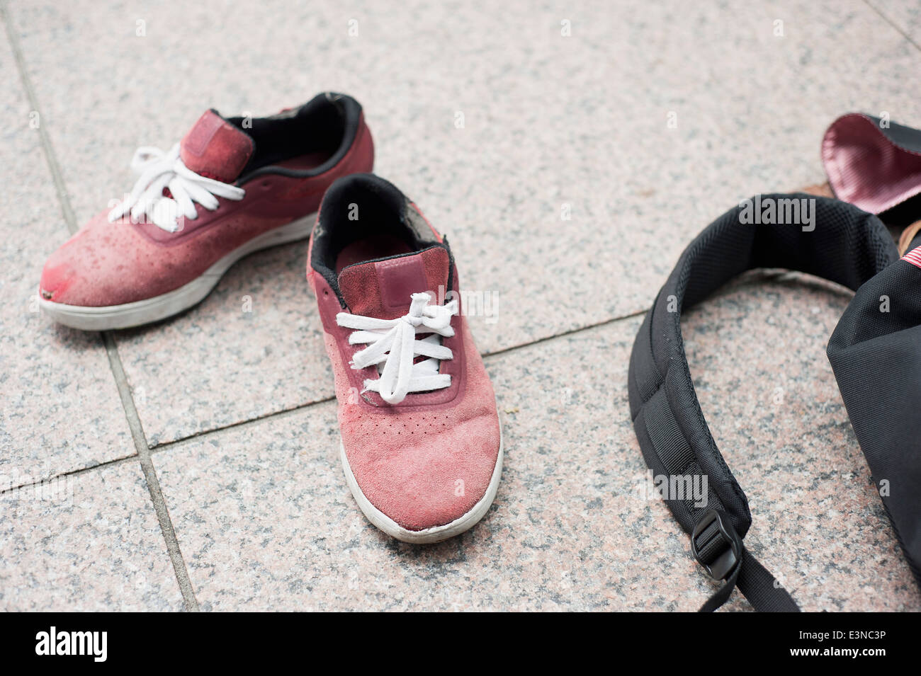 Angolo di alta vista di scarpe e borsa sul pavimento Foto Stock