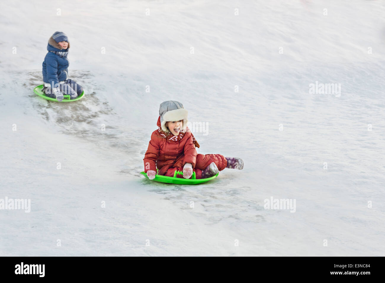 Lunghezza completa di fratelli toboga in snow Foto Stock