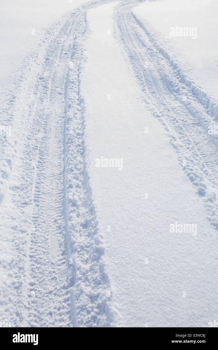 Alta Vista angolare del pneumatico via sulla neve Foto Stock