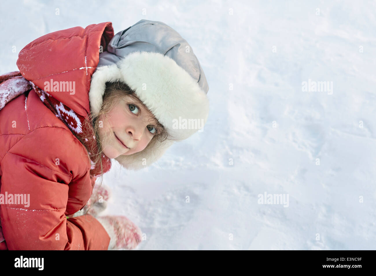 Vista laterale verticale di una ragazza nella neve Foto Stock