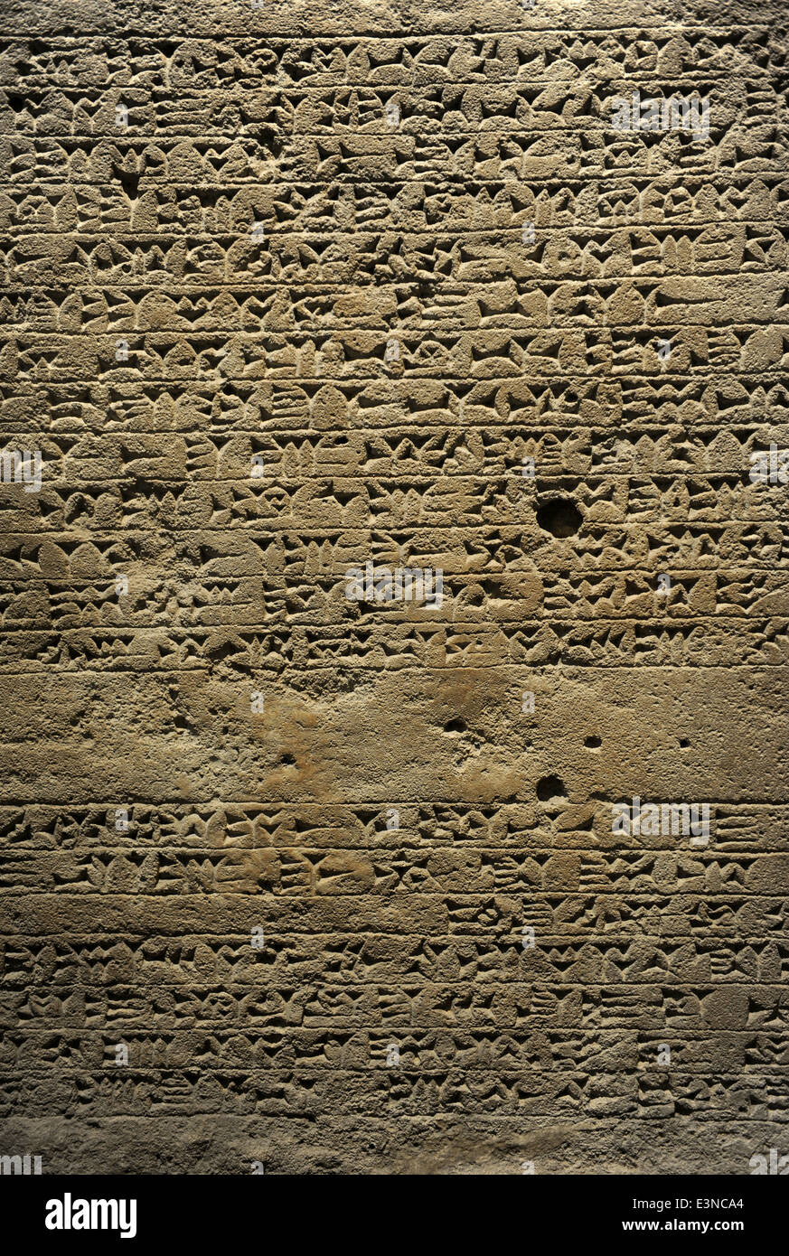 Re della stele con iscrizione e un rilievo raffigurante il re Sennacherib pregando davanti del divino i simboli. Calcare. Foto Stock
