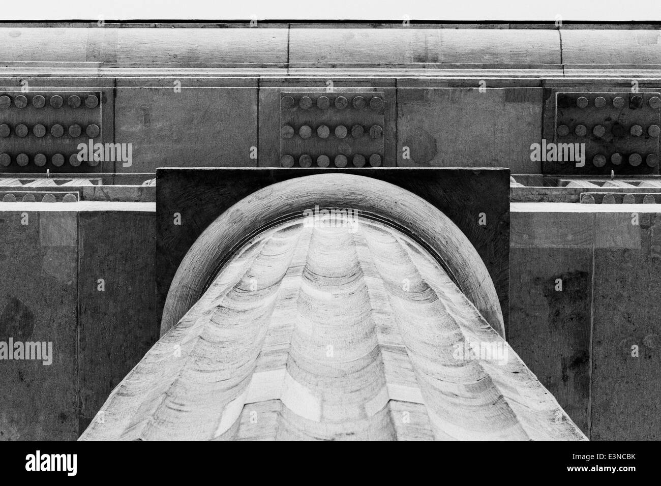 Basso angolo vista della Porta di Brandeburgo, Berlino, Germania Foto Stock