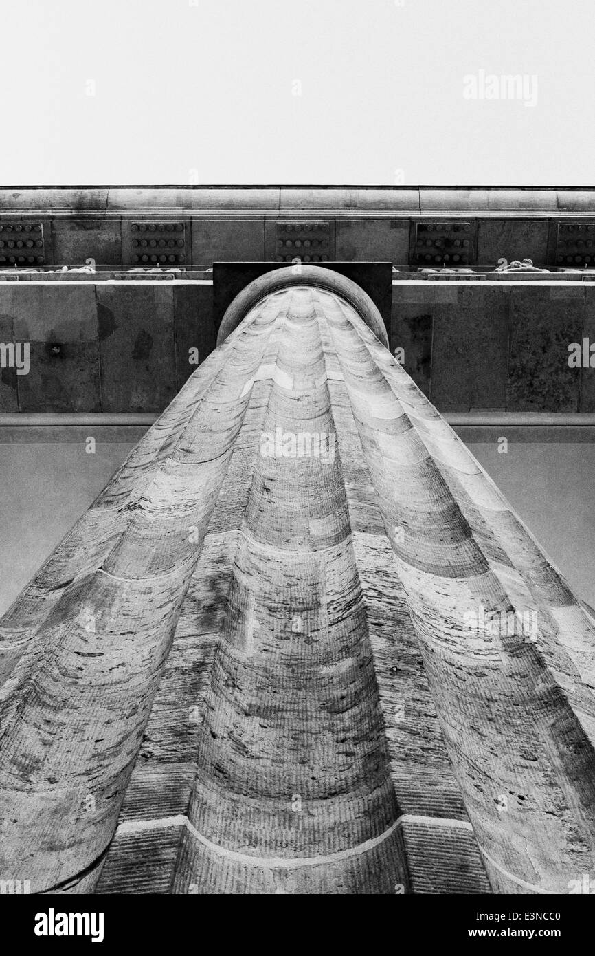 Basso angolo vista della Porta di Brandeburgo, Berlino, Germania Foto Stock
