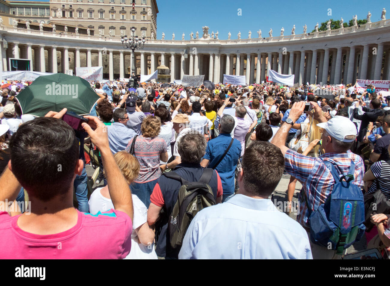 Papa Francesco (molto alto) rivolgendosi alla folla in Piazza San Pietro a Roma una domenica. Foto Stock