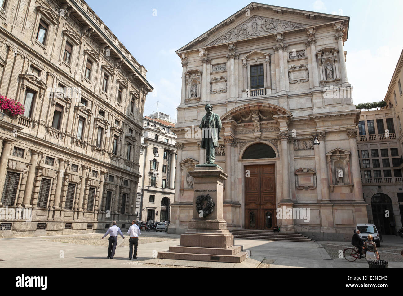 San Fedele piazza con la chiesa di Saint Fidelis e Alessandro Manzoni statua in Milano, Italia settentrionale. Pochi pedoni visibile Foto Stock