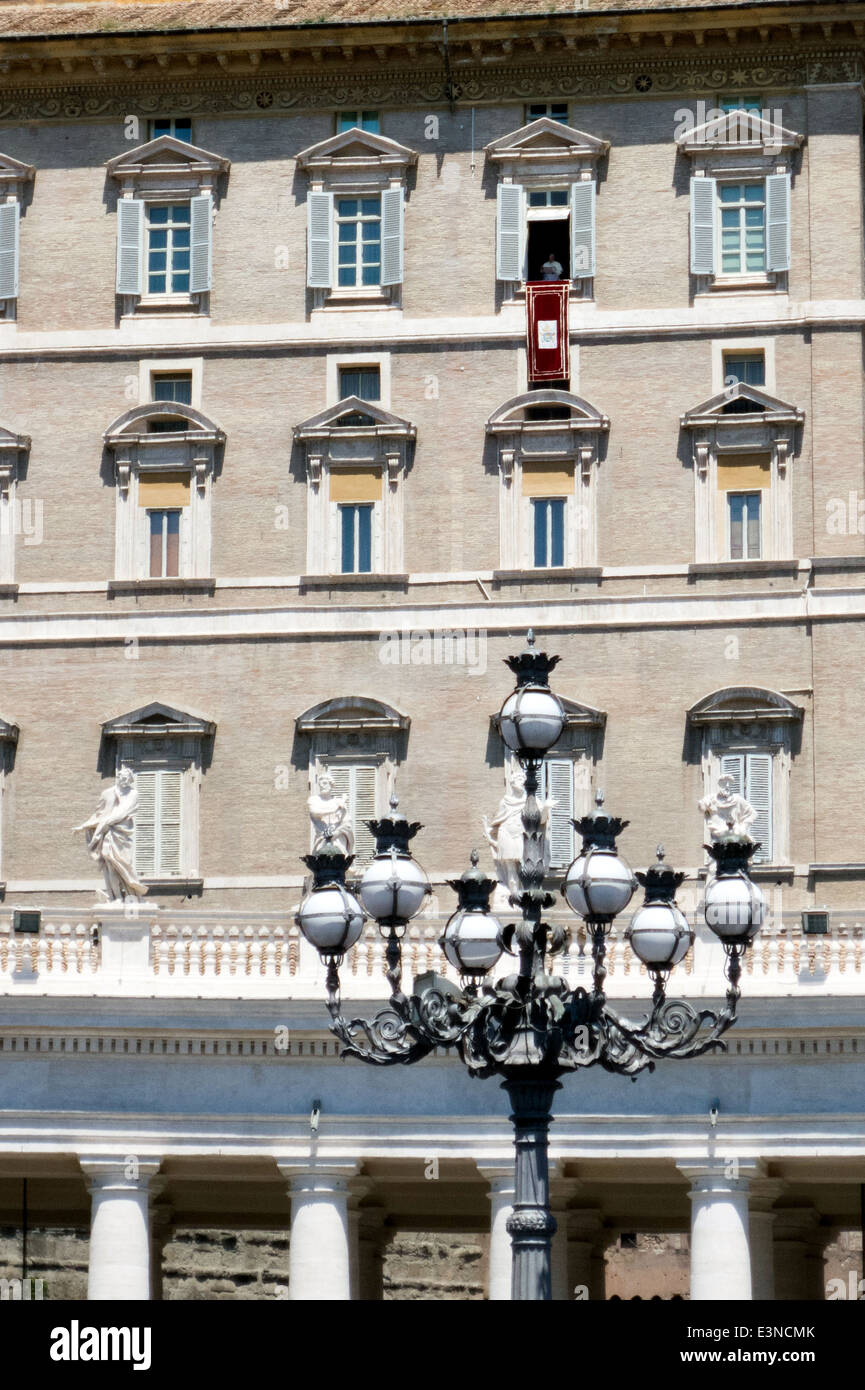 Papa Francesco rivolgendosi alla folla in Piazza San Pietro a Roma una domenica. Foto Stock