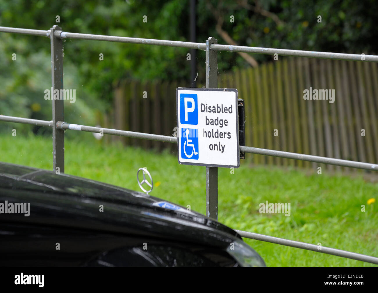 Badge disabili titolari solo segno di parcheggio England Regno Unito Foto Stock