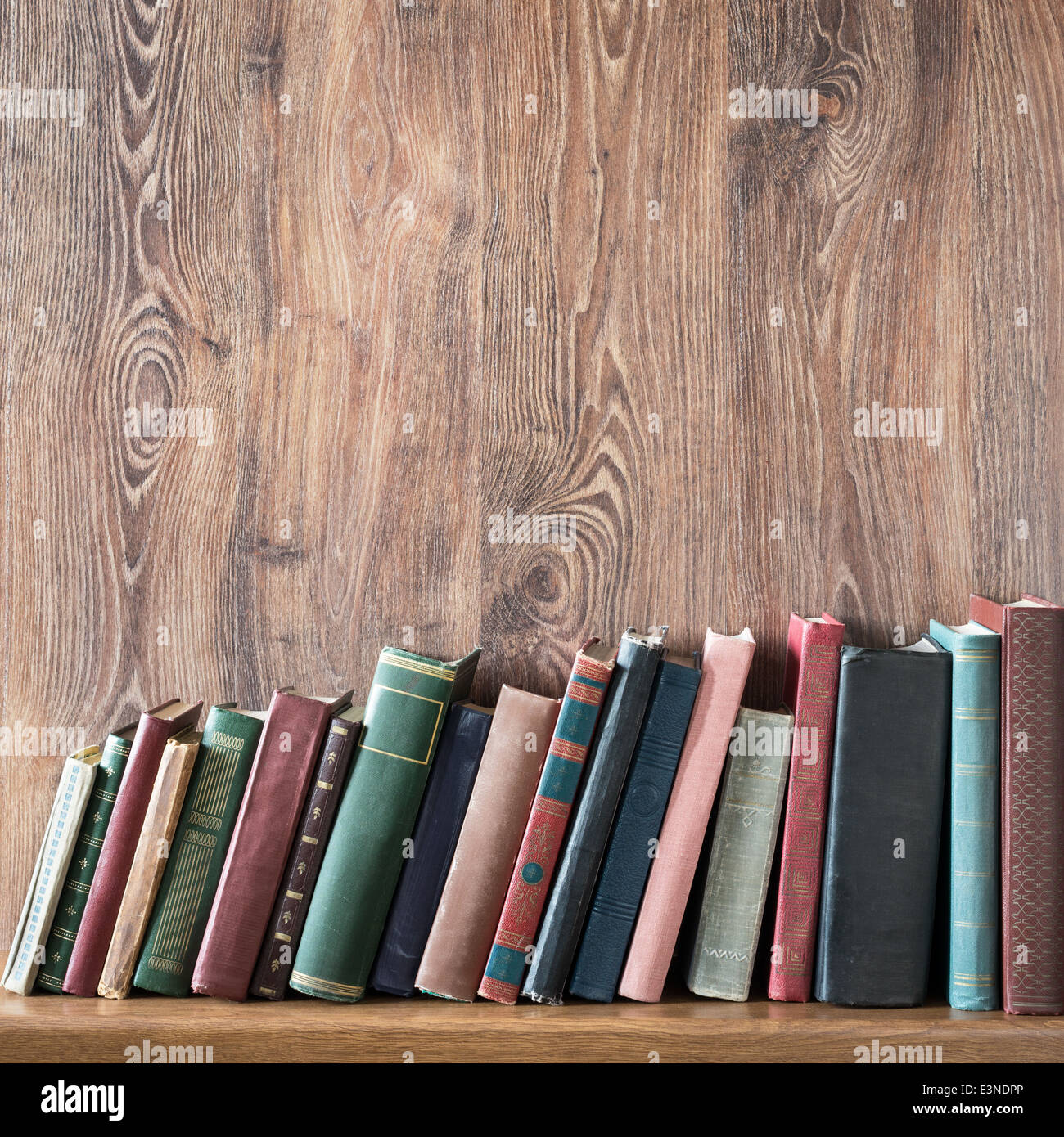 Vecchi libri sullo scaffale di legno. Foto Stock