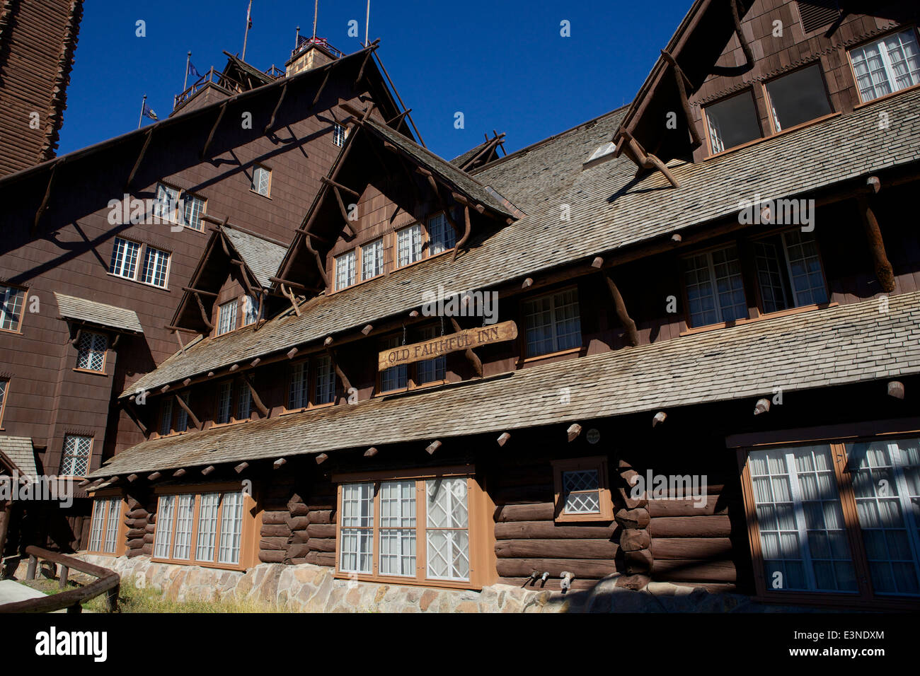 Le piastrelle di legno le pareti e il tetto dell'esterno dei sette storia Old Faithful Inn - i mondi più grande edificio di log. Foto Stock