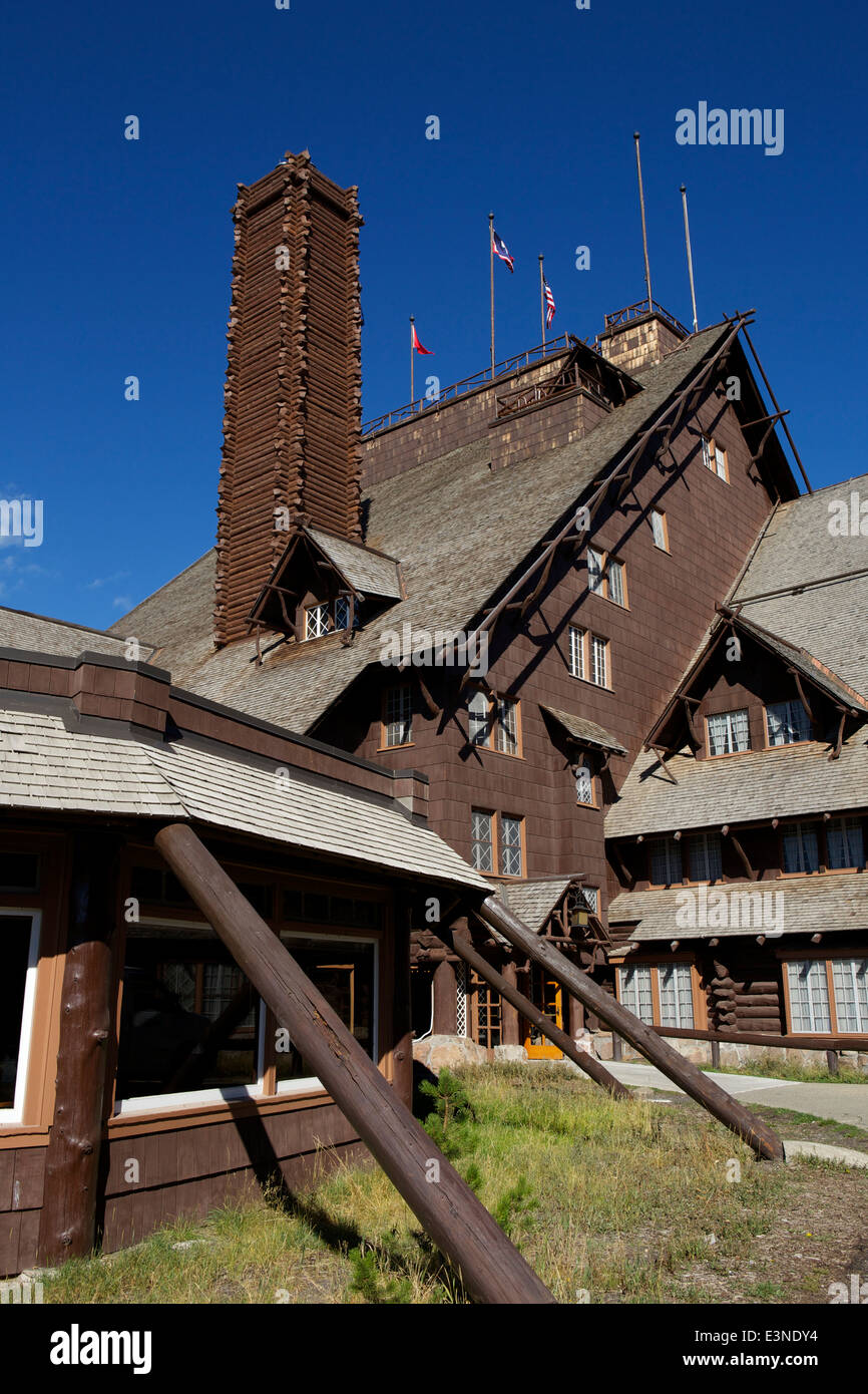 Le piastrelle di legno le pareti e il tetto dell'esterno dei sette storia Old Faithful Inn - i mondi più grande edificio di log. Foto Stock