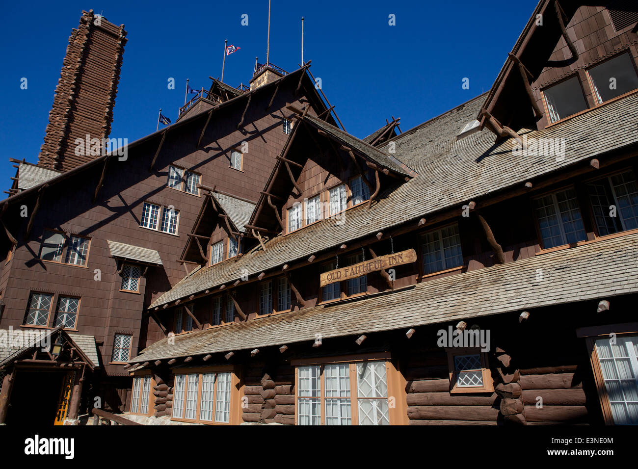 Le piastrelle di legno le pareti e il tetto dell'esterno dei sette storia Old Faithful Inn - i mondi più grande edificio di log. Foto Stock