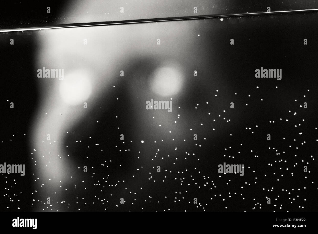 Surreale umano sfocate fissando il cielo Foto Stock