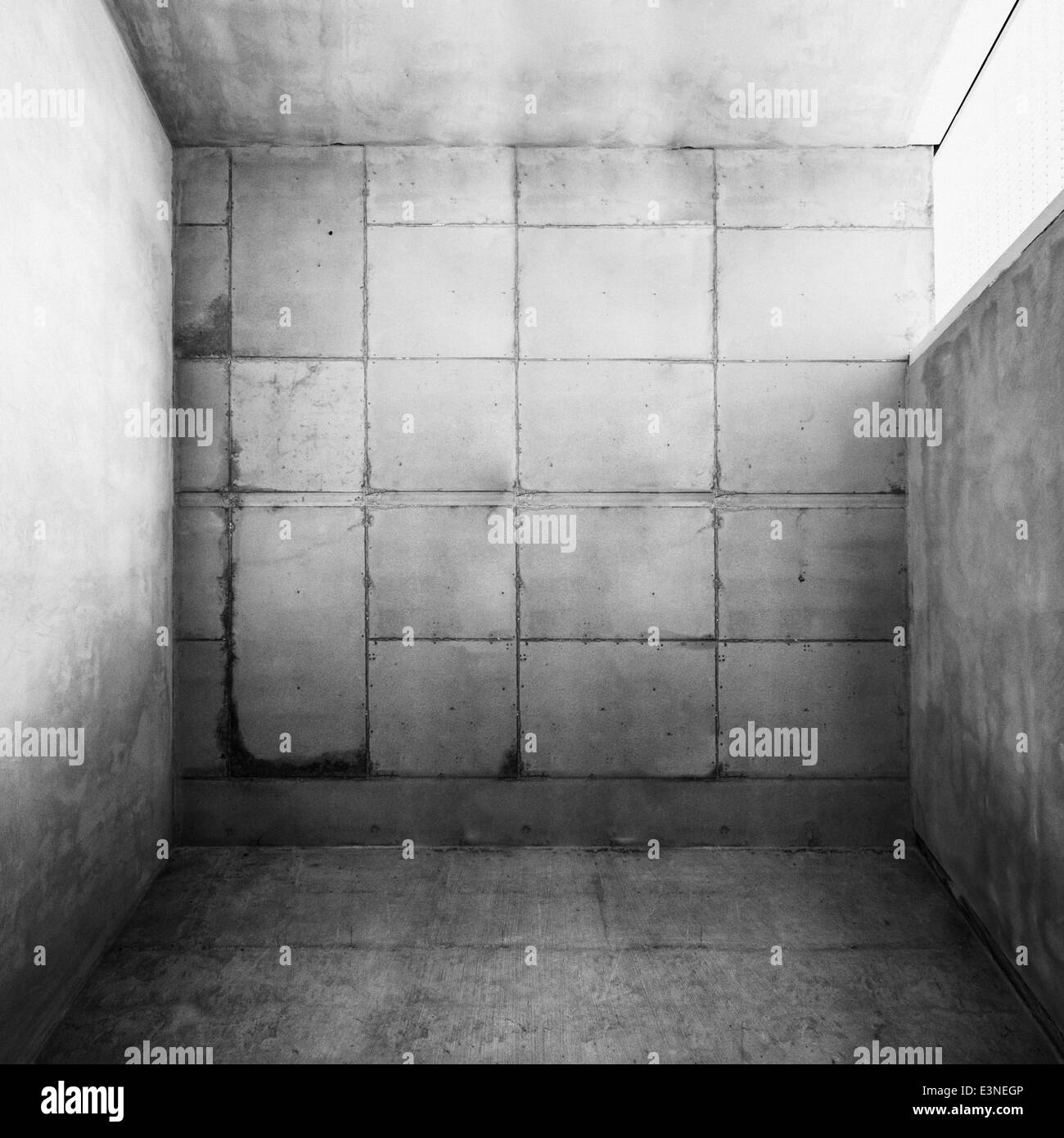 Magazzino vuoto camera con pareti in calcestruzzo e piano. Foto Stock