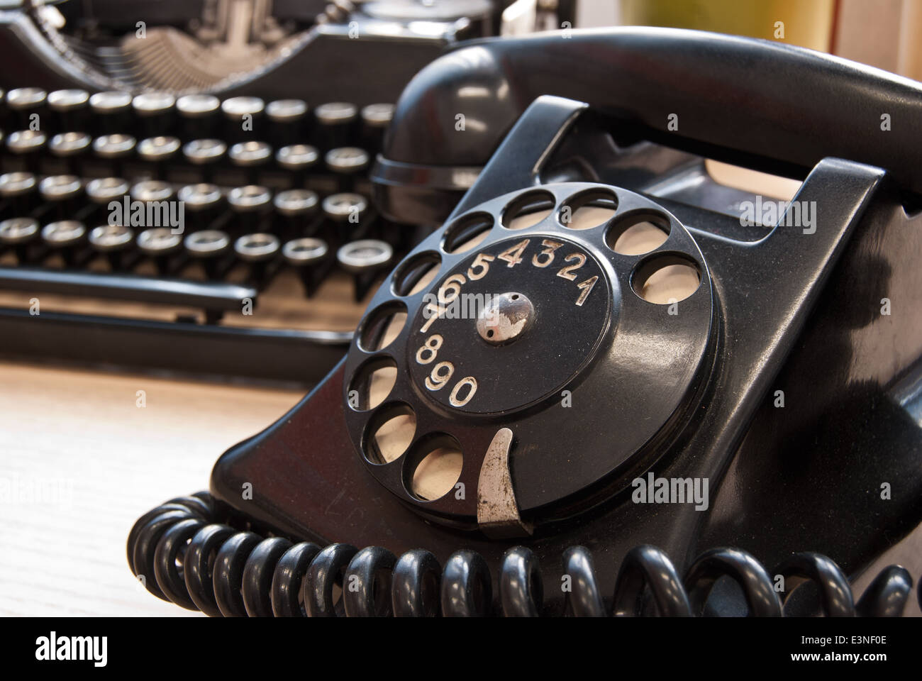 Telefono vintage e nastri inchiostratori per macchine da scrivere in piedi sulla scrivania in ufficio Foto Stock