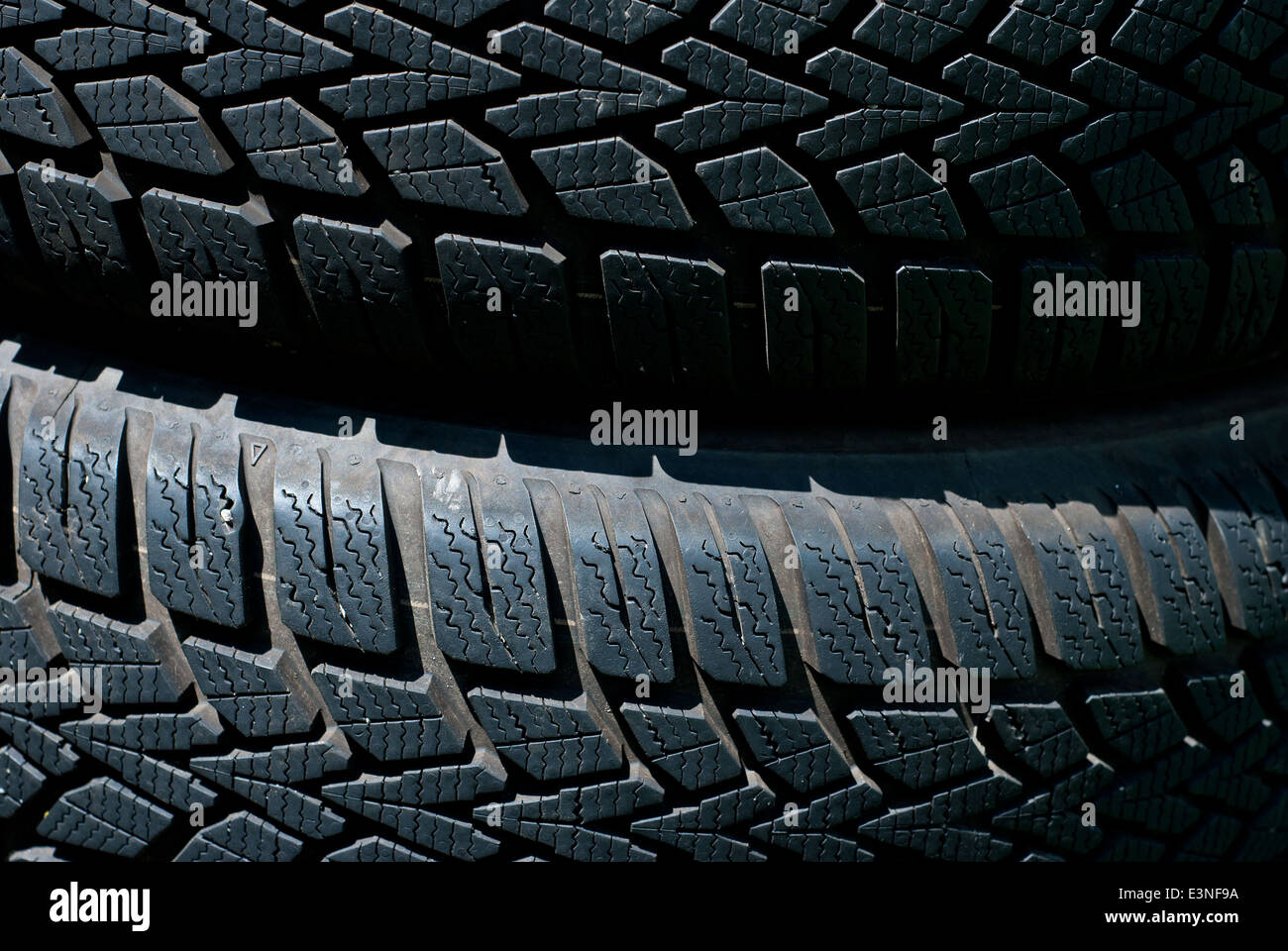 Pila di usato inverno (il fango e la neve) pneumatici Foto Stock