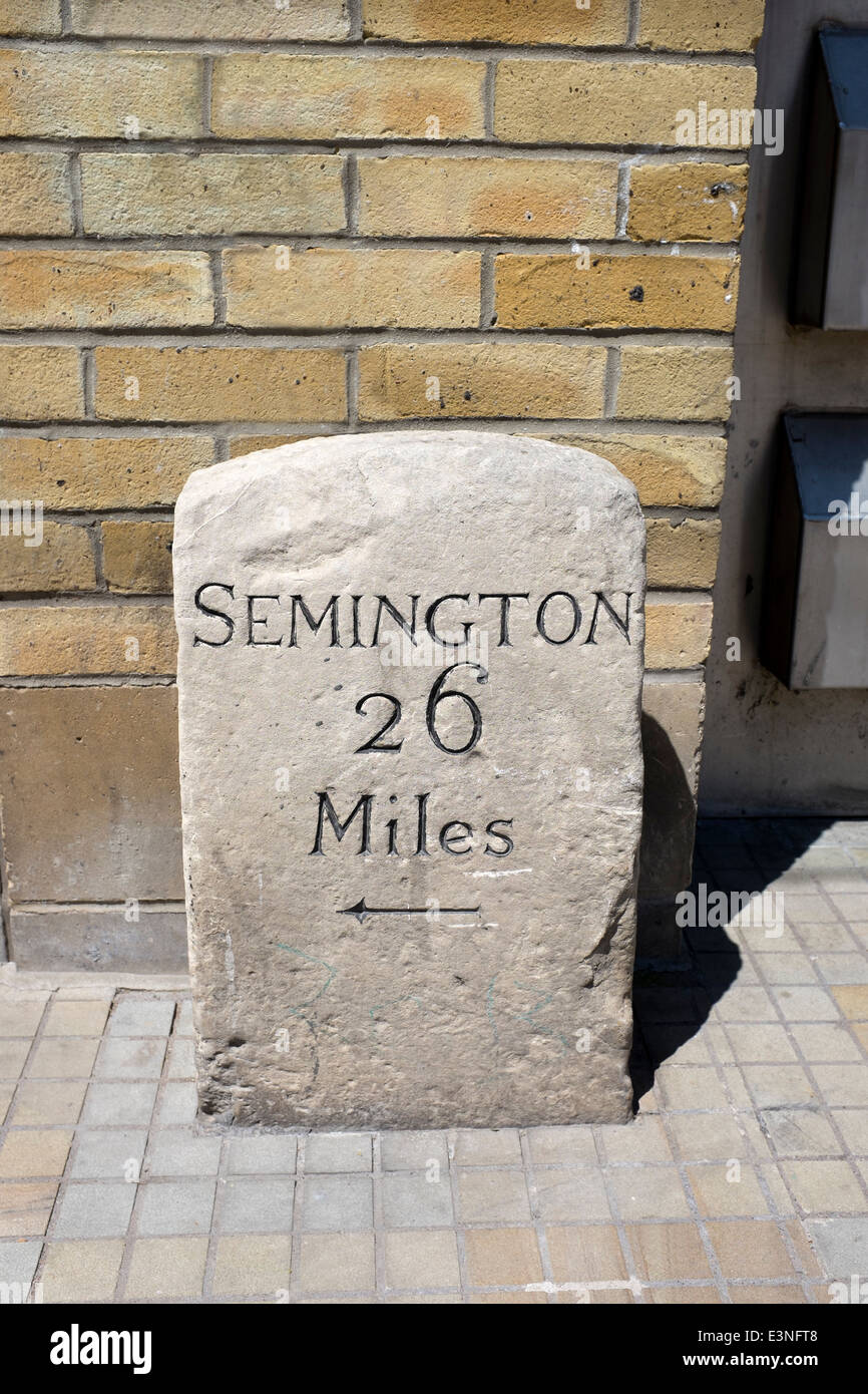 Semington pietra miliare nel centro città di Swindon Foto Stock