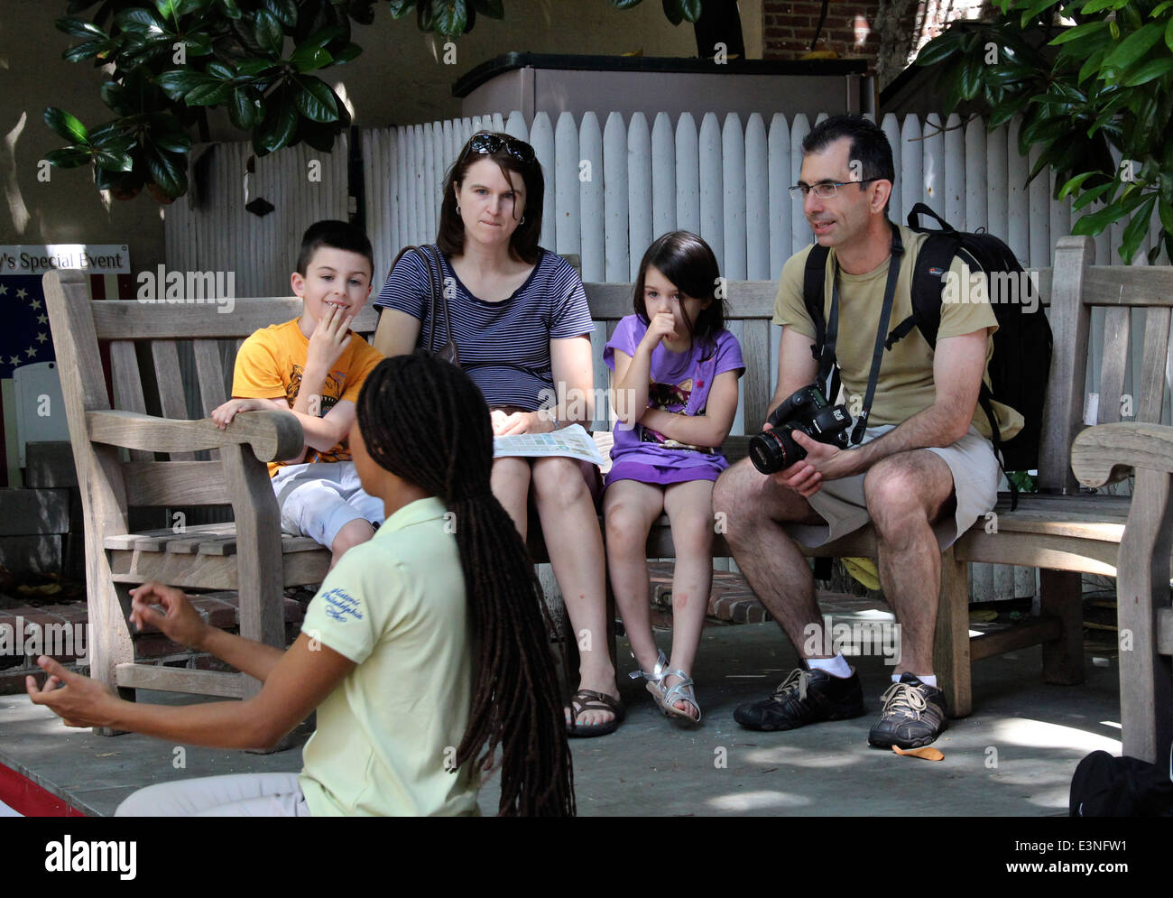 Famiglia in vacanza a Filadelfia Pennsylvania ascolto di un cantastorie. Foto Stock