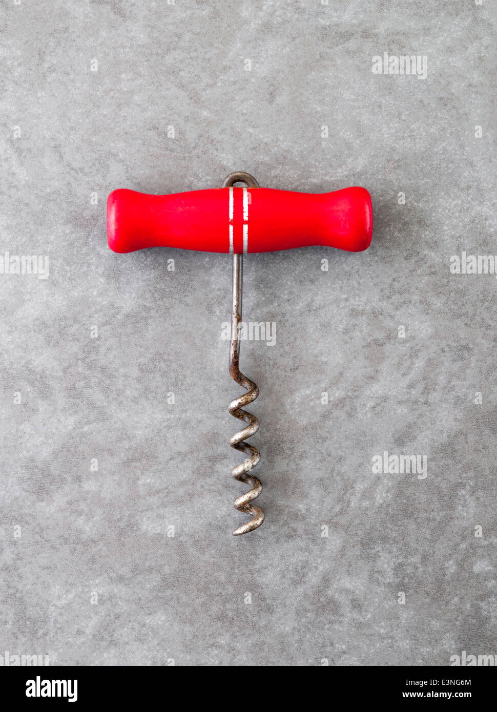 Cavatappi Vintage rosso con manico in legno Foto Stock