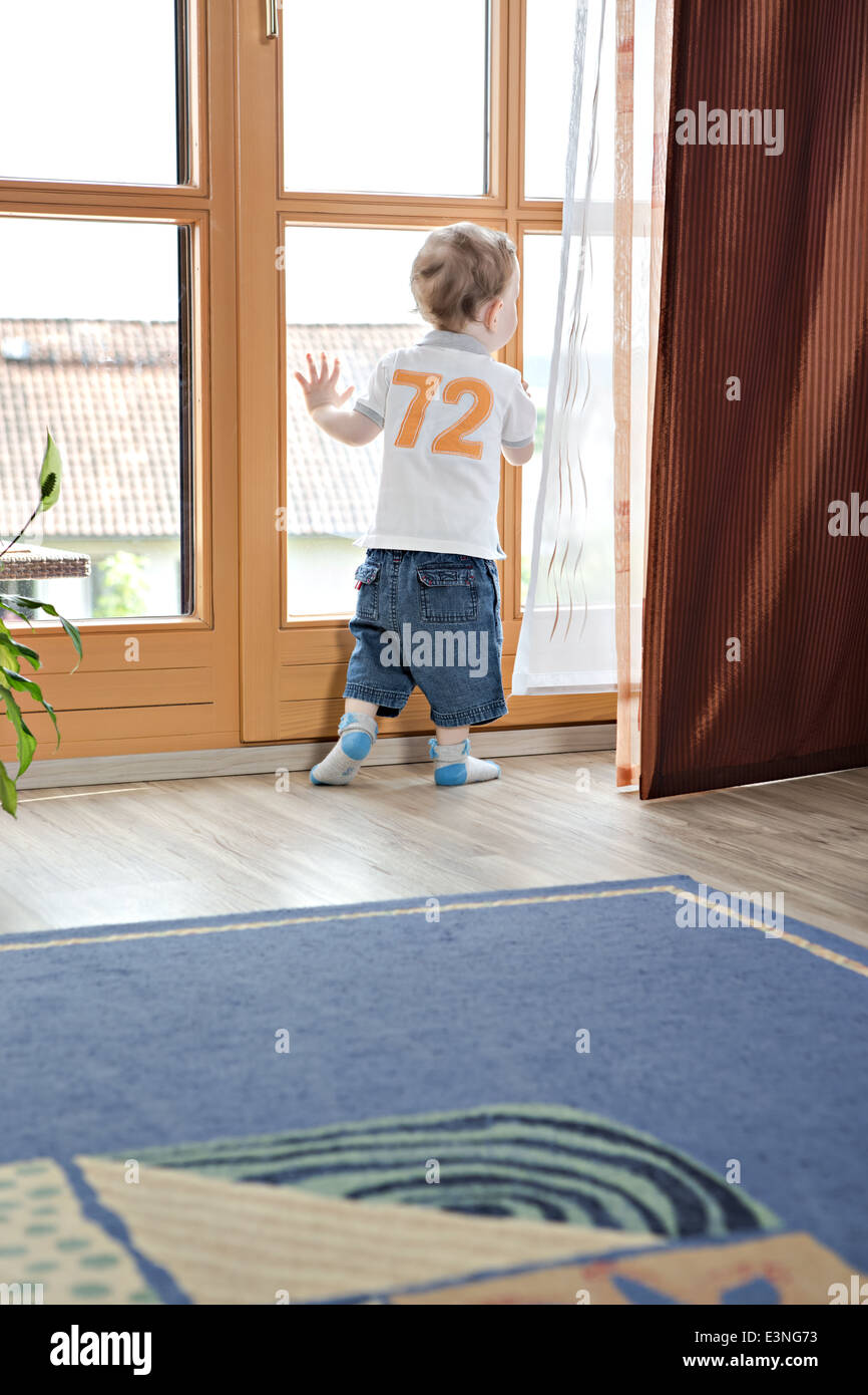Un bambino da giocare in casa Foto Stock