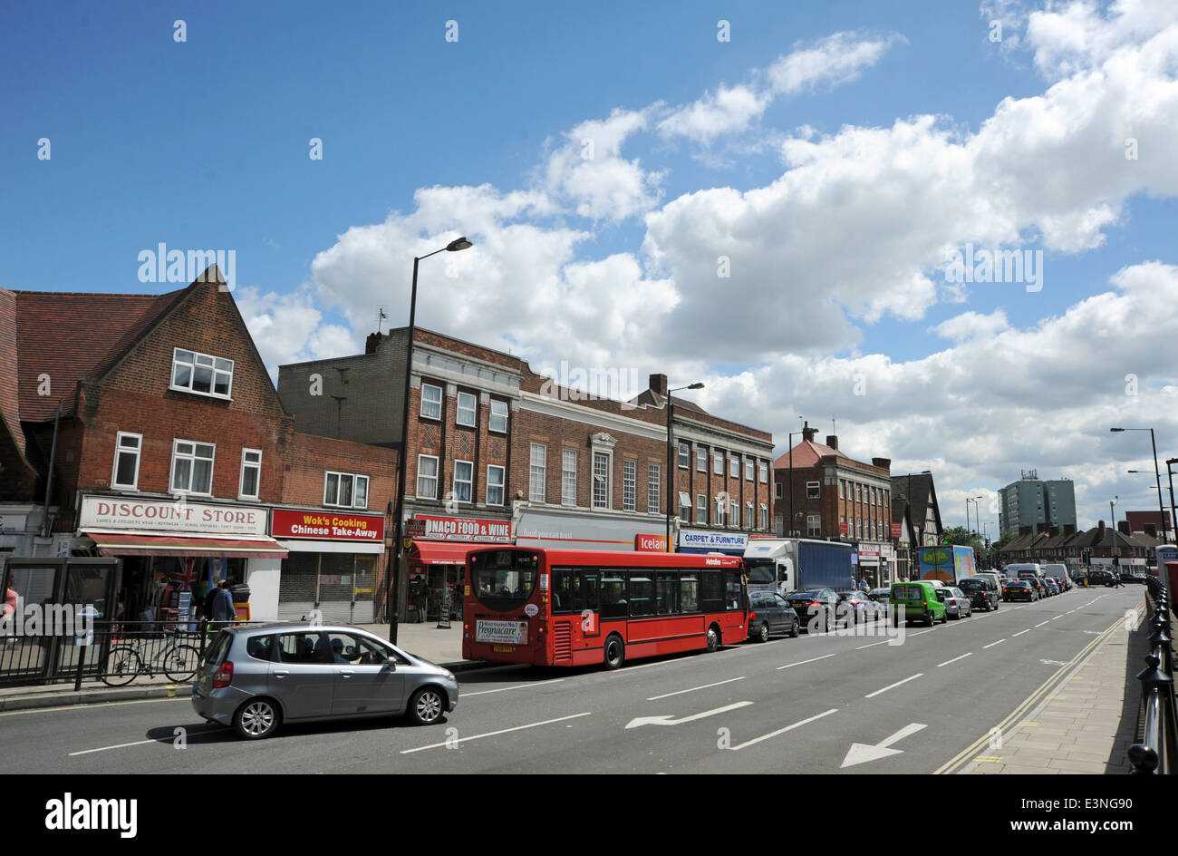 Negozi e traffico in East Acton nel quartiere londinese di Hammersmith e Fulham Foto Stock