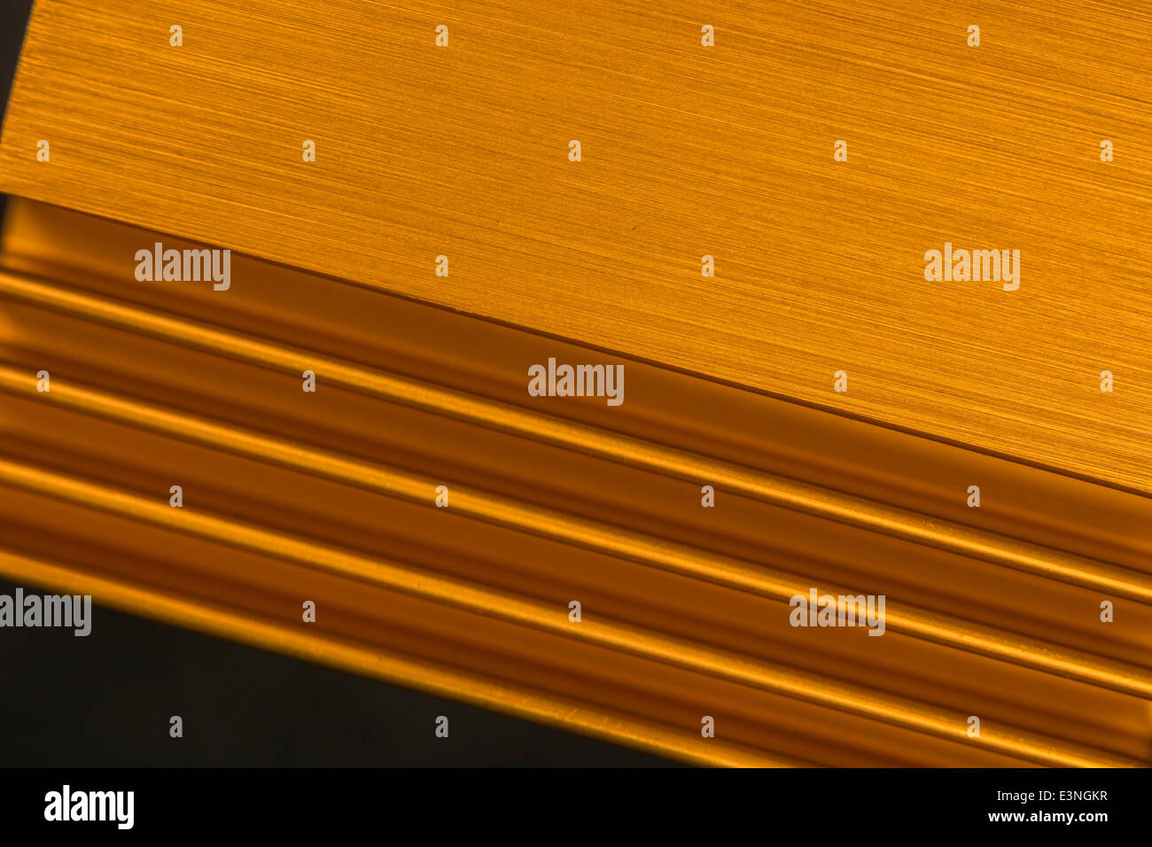 Macro-fotografia che mostra le alette di raffreddamento di un PC del dissipatore di calore usato per raffreddare i chip della scheda madre. Per la messa a fuoco info vedere 'Descrizione'. Foto Stock