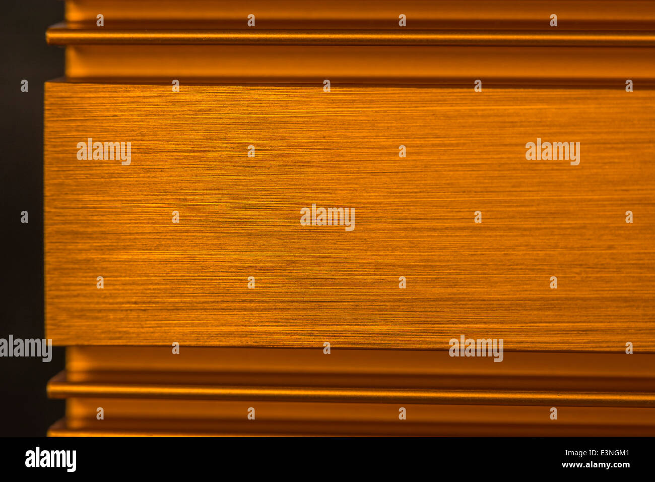 Macro-fotografia che mostra le alette di raffreddamento di un PC del dissipatore di calore usato per raffreddare i chip della scheda madre. Per la messa a fuoco info vedere 'Descrizione'. Foto Stock