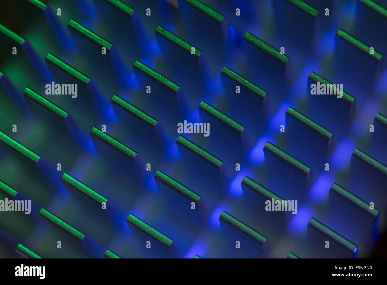 Macro-fotografia che mostra le alette di raffreddamento di un PC del dissipatore di calore usato per raffreddare i chip della scheda madre. Per la messa a fuoco info vedere 'Descrizione'. Foto Stock