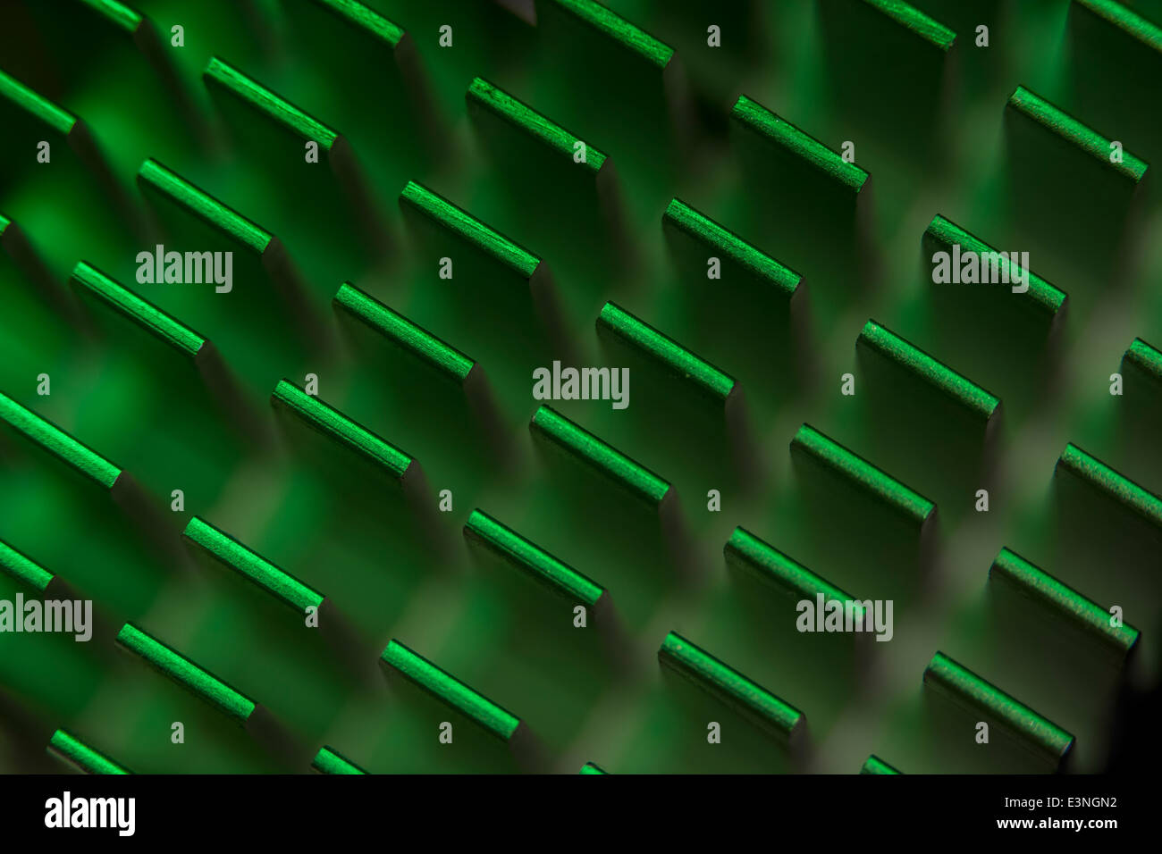 Macro-fotografia che mostra le alette di raffreddamento di un PC del dissipatore di calore usato per raffreddare i chip della scheda madre. Per la messa a fuoco info vedere 'Descrizione'. Foto Stock