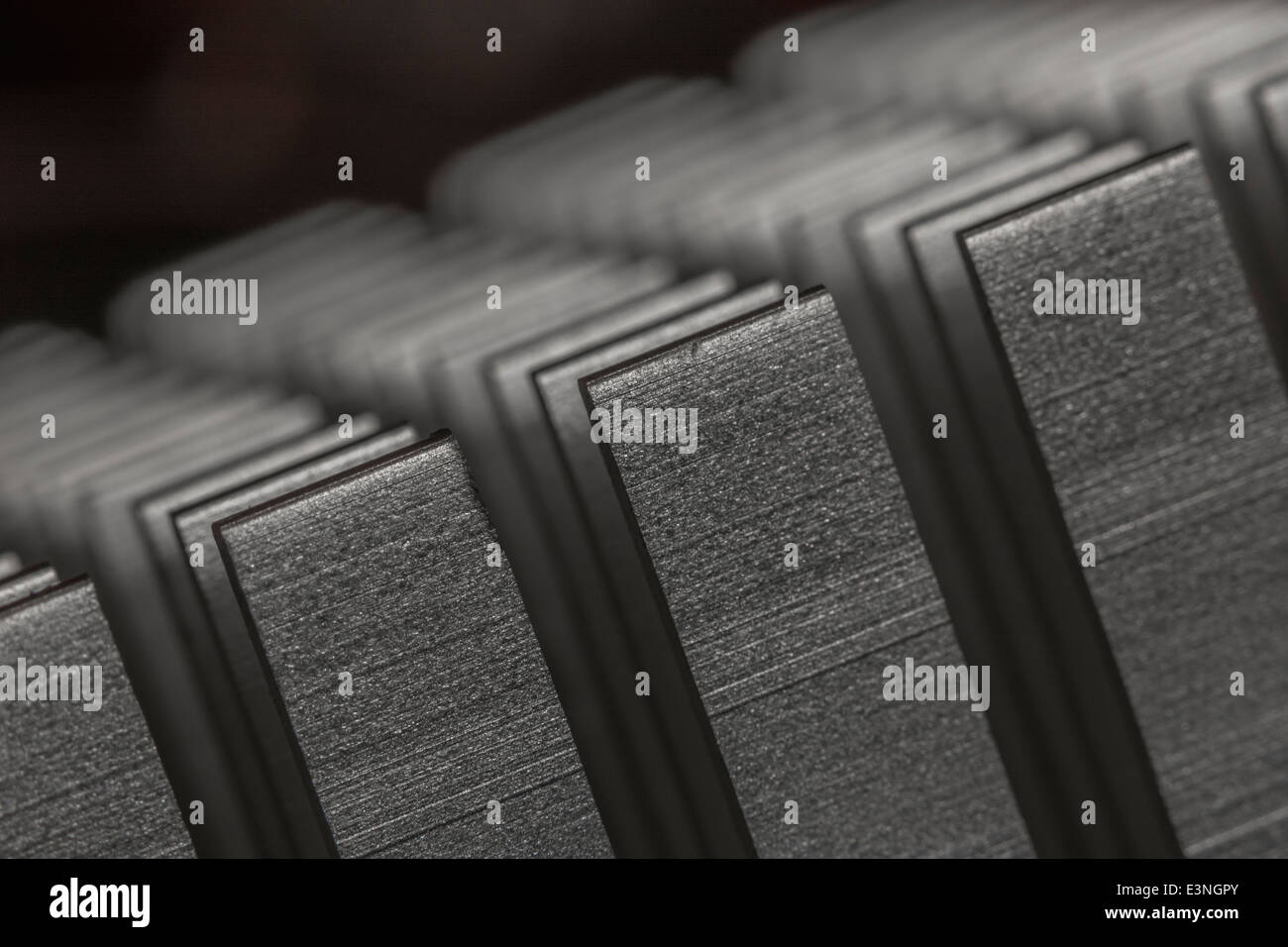 Macro-fotografia che mostra le alette di raffreddamento di un PC del dissipatore di calore usato per raffreddare i chip della scheda madre. Per la messa a fuoco info vedere 'Descrizione'. Foto Stock