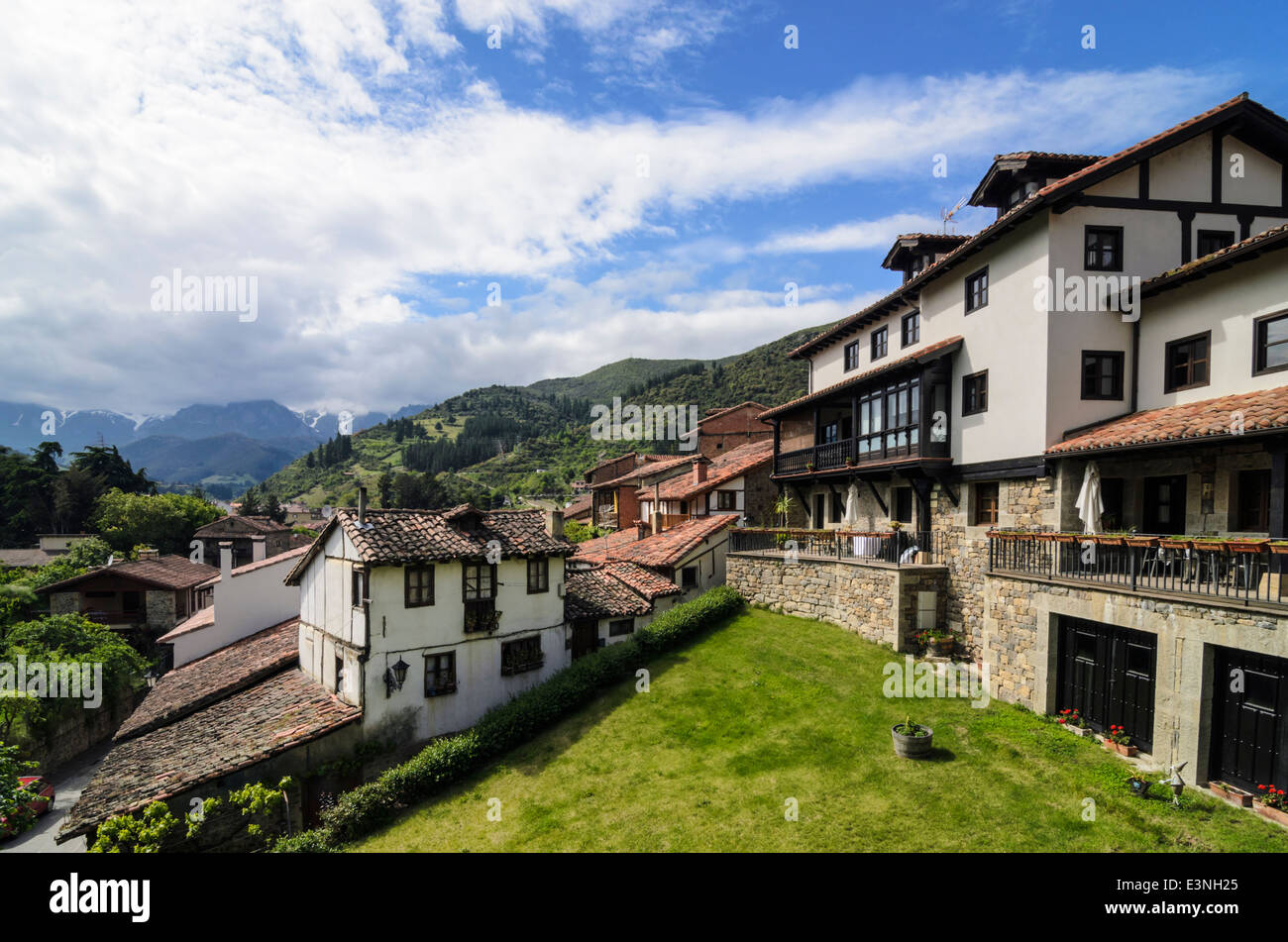 Vista sulla città di Potes sul bordo dei Picos de Europa Cantabria, SPAGNA Foto Stock