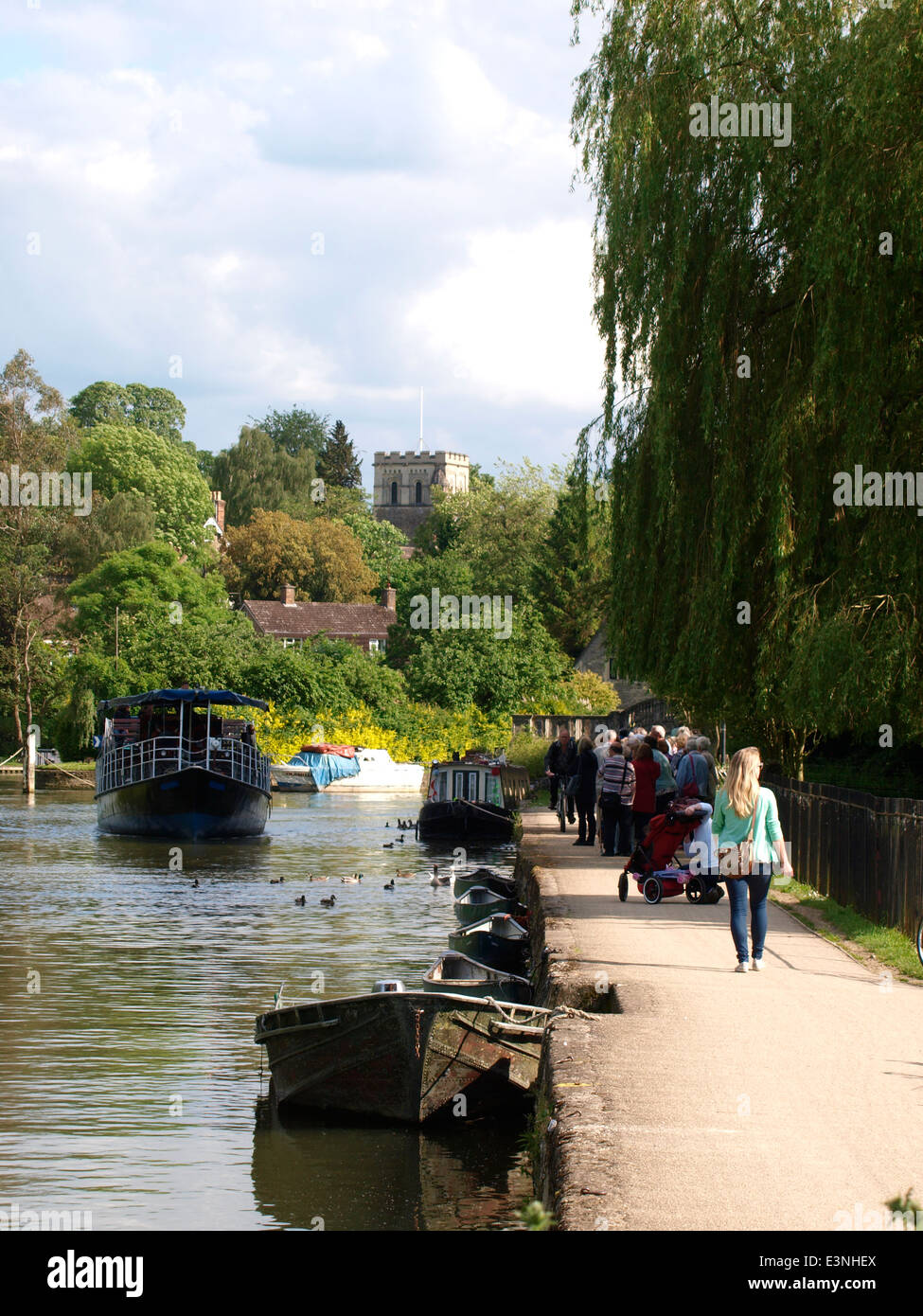 Percorso di traino lungo il fiume Tamigi da Iffley Lock, Iffley, Oxford, Regno Unito Foto Stock