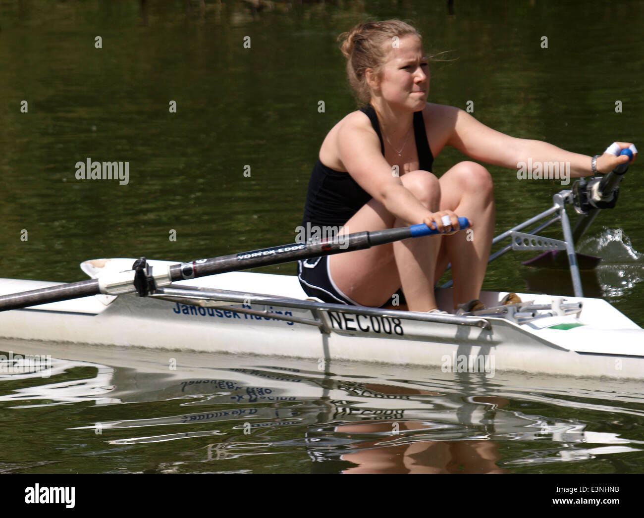 Giovane donna canottaggio un singolo scull lungo il fiume Tamigi, Oxford, Regno Unito Foto Stock