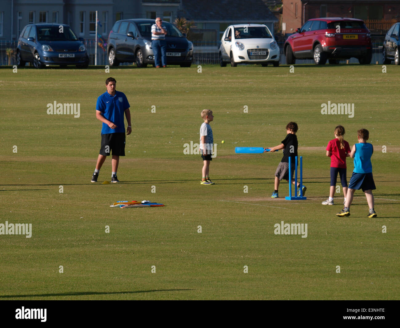 I bambini di imparare a giocare a cricket, Bude, Cornwall, Regno Unito Foto Stock