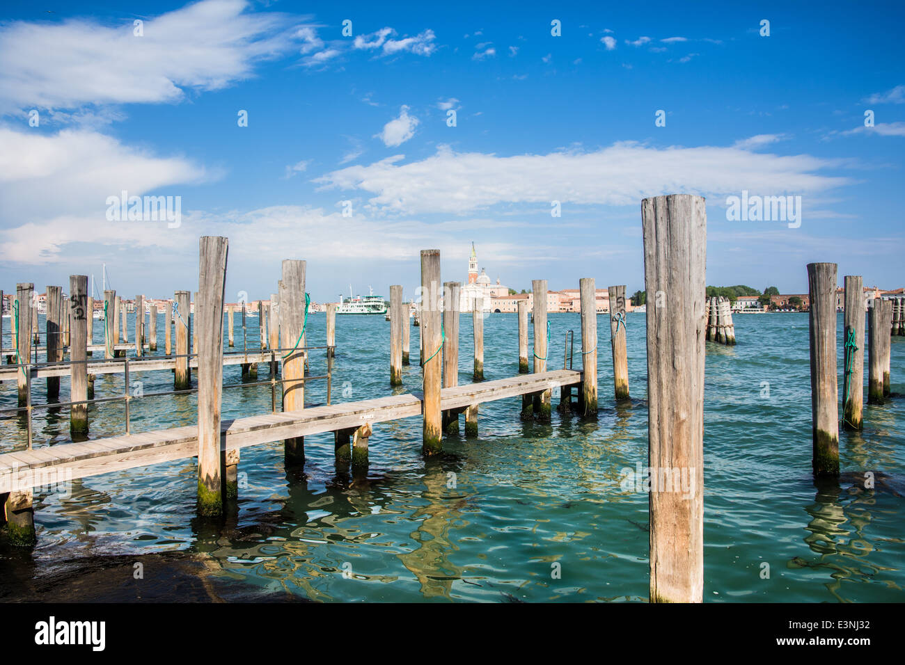 Uno dei molti ormeggi delle barche nella laguna di Venezia Foto Stock