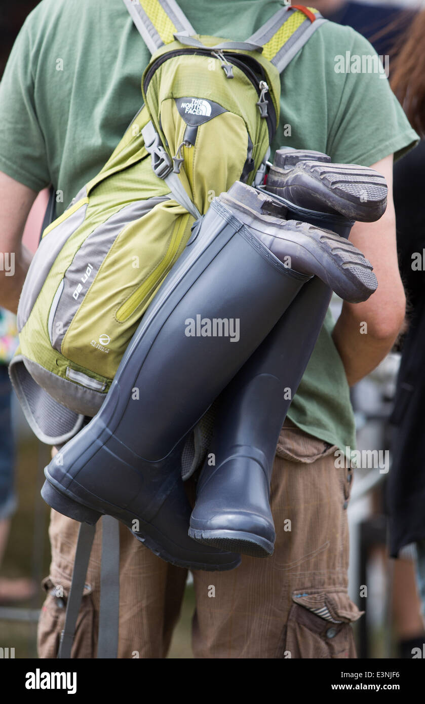 Stivali in gomma sono visti al 2014 Festival di Glastonbury nel Somerset. Foto Stock